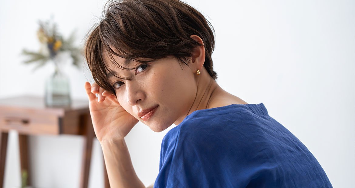 Mulher asiática com o corte de cabelo feminino curto de nome short bob em cabelo liso
